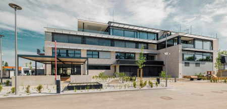 04 - Administrativní a komerční centrum Višňovka